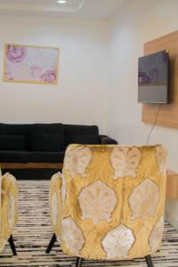 DakibiuにあるHarmonybujのソファと椅子のあるリビングルーム