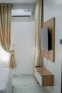 DakibiuにあるHarmonybujのベッドルーム(ベッド1台、テーブル上のテレビ付) +22枚の写真