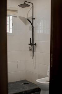 DakibiuにあるHarmonybujのバスケットボールのゴールがあるバスルームのシャワー