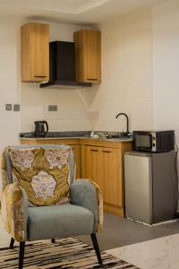 DakibiuにあるHarmonybujのキッチン(椅子、シンク付)