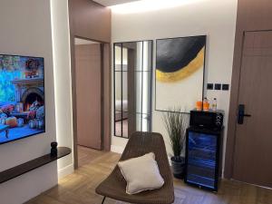 Μια τηλεόραση ή/και κέντρο ψυχαγωγίας στο bright -