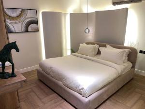 Ένα ή περισσότερα κρεβάτια σε δωμάτιο στο bright -