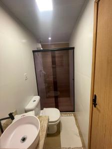 ein Badezimmer mit Toilette, Waschbecken und Dusche in der Unterkunft Pousada Dona Maria in Paraty