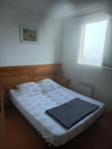 カルヴィッソンにあるMaison le Mimosaの窓付きのベッドルームに座ってベッド1台