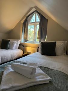 ein Zimmer mit zwei Betten und einem Fenster in der Unterkunft School Path in Ironbridge + 8 Fotos