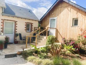 una casa con una escalera al lado de un edificio en Chambre Chic et Charme dans Moulin, en Rouessé-Vassé