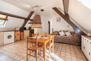 een keuken en woonkamer met een tafel en een bank bij Gary Vallée in Sazos