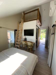 Φωτογραφία από το άλμπουμ του Chambre Chic et Charme dans Moulin σε Rouessé-Vassé +7 φωτογραφίες