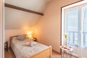 een slaapkamer met een bed en een raam bij Gary Vallée in Sazos