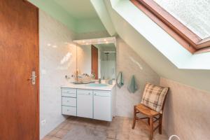 een badkamer met een wastafel en een spiegel bij Gary Vallée in Sazos +37 foto's