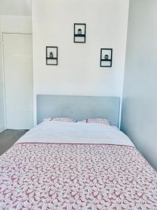 ラ・クールヌーヴにあるLogement La courneuve-Aubervilliers RerBのベッドルーム1室(赤と白のベッドカバー付)