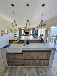 una cocina con fregadero y encimera en Quincho Sauco en Colonia Benitez, en Colonia Benítez