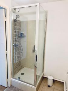 ラ・クールヌーヴにあるLogement La courneuve-Aubervilliers RerBの浴室のガラス扉付きシャワー