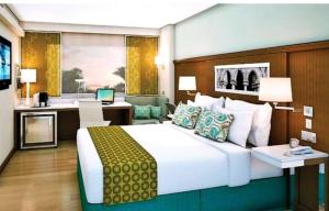 Ένα ή περισσότερα κρεβάτια σε δωμάτιο στο Hotel Sunshine Suites IGI Airport