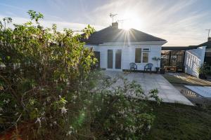 Zahrada ubytování Modern 2 bed pet friendly Bungalow near countryside and a short drive to seafront- with large private garden by Catchpole Stays