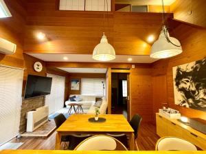 ein Wohnzimmer mit Tisch und Stühlen in der Unterkunft The Black Wolf in Hakuba