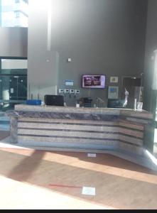 Un vestíbulo con un mostrador de piedra en un edificio. en Recife Mar Flat, en Recife