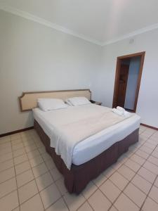 un dormitorio con una cama grande en una habitación en Recife Mar Flat, en Recife