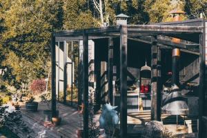 un invernadero con un cerdo sentado en una terraza de madera en Ampe Lodge, en Puerto Varas