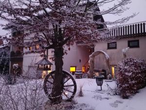 une cour enneigée avec un vélo autour d'un arbre dans l'établissement Ferienwohnung Familie Balko, à Herdringen 8 autres photos