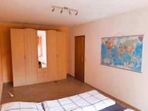 - une chambre avec un lit et une carte murale dans l'établissement Ferienwohnung Familie Balko, à Herdringen