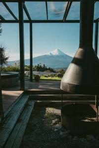 un edificio con vistas a una montaña a lo lejos en Ampe Lodge, en Puerto Varas