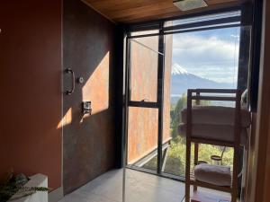 - Puerta a un balcón con vistas a la montaña en Ampe Lodge, en Puerto Varas