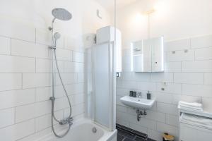 オスナブリュックにあるModernes 72qm Apartment zentral mit Küche und Boxspringbettのシャワーと洗面台を備えた白いバスルーム +14枚の写真