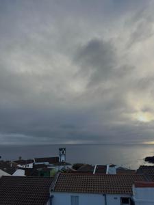 uitzicht op de oceaan vanaf de daken van gebouwen bij The Mill House in Lagoa +21 foto's