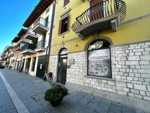 グラードにあるPosta Vecchiaの通りに面した黄色の建物