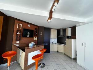 グラードにあるPosta Vecchiaのキッチン(オレンジのバースツール、カウンター付)