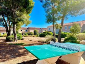 Bazén v ubytování Maison Le Poussin nebo v jeho okolí