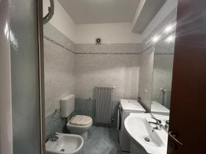 グラードにあるPosta Vecchiaのトイレと洗面台のあるバスルーム +16枚の写真