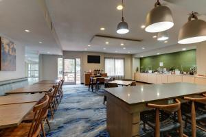 Χώρος καθιστικού στο Las Colinas Inn Irving, SureStay Collection by Best Western