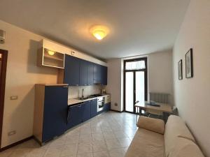 グラードにあるPosta Vecchiaのキッチン(青いキャビネット、ソファ付)