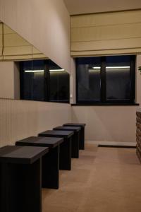 AntonovkaBogolvar Retreat Resort的房间里有一排黑色长凳，房间里有窗户。 更多285张照片