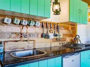 Kuchyň nebo kuchyňský kout v ubytování AfriCamps at Mackers + 18 fotografií