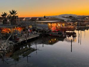 ein Yachthafen mit einer Gruppe von Gebäuden am Wasser in der Unterkunft Vue mer panoramique, Loggia Salon, Parking Privé in Saint-Hilaire-de-Riez