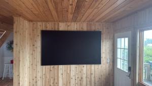 Μια τηλεόραση ή/και κέντρο ψυχαγωγίας στο Davis Park Fire Island Retreat