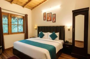 Un dormitorio con una cama grande y una ventana en The Boho Heritage Woods, en Nainital 46 fotos más