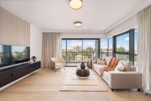 Una sala de estar con un sofá y un televisor. en Savyon View 2 Bdr By Isrentals, en El Muṣrāra 43 fotos más