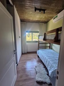 a bedroom with two bunk beds and a window at Hermosa casa de playa in Mar de las Pampas