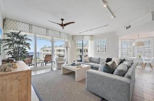 een woonkamer met een bank en een tafel bij Luxurious Three-Bedroom Oceanfront Penthouse with Resort Amenities in Selhaven