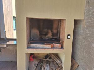 a brick oven with the door open in a room at Hermosa casa de playa in Mar de las Pampas