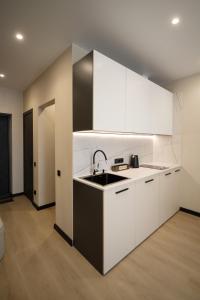 Η κουζίνα ή μικρή κουζίνα στο Затишні апартаменти біля метро Житомирська, світло є завжди +25 φωτογραφίες