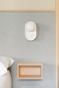 una habitación con una cama y una pared con un despertador en Decô Apartments Barcelona-Born St., en Barcelona