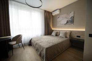 Ένα ή περισσότερα κρεβάτια σε δωμάτιο στο Затишні апартаменти біля метро Житомирська, світло є завжди