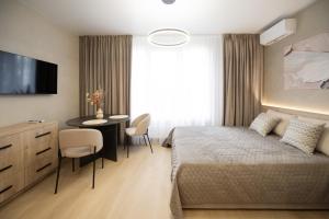 Μια τηλεόραση ή/και κέντρο ψυχαγωγίας στο Затишні апартаменти біля метро Житомирська, світло є завжди