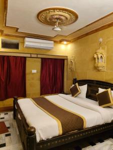 Ένα ή περισσότερα κρεβάτια σε δωμάτιο στο hotel haveli jaisalmer