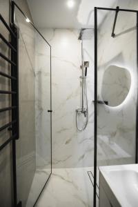 Ένα μπάνιο στο Затишні апартаменти біля метро Житомирська, світло є завжди